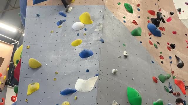 Another break. My wrists haven't recovered. Climbing is getting worse. I stopped to have a rest 😭