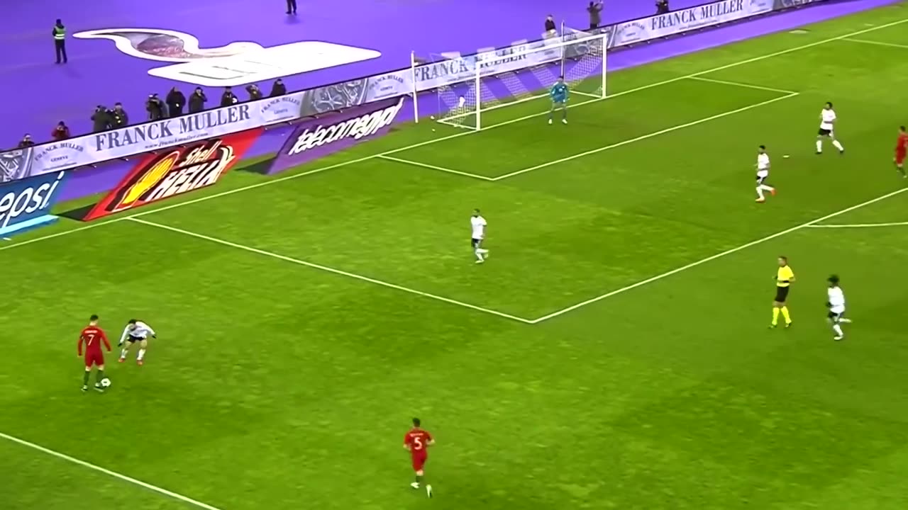 Lionel Messi VS Cristiano Ronaldo/Who's the REAL GOAT