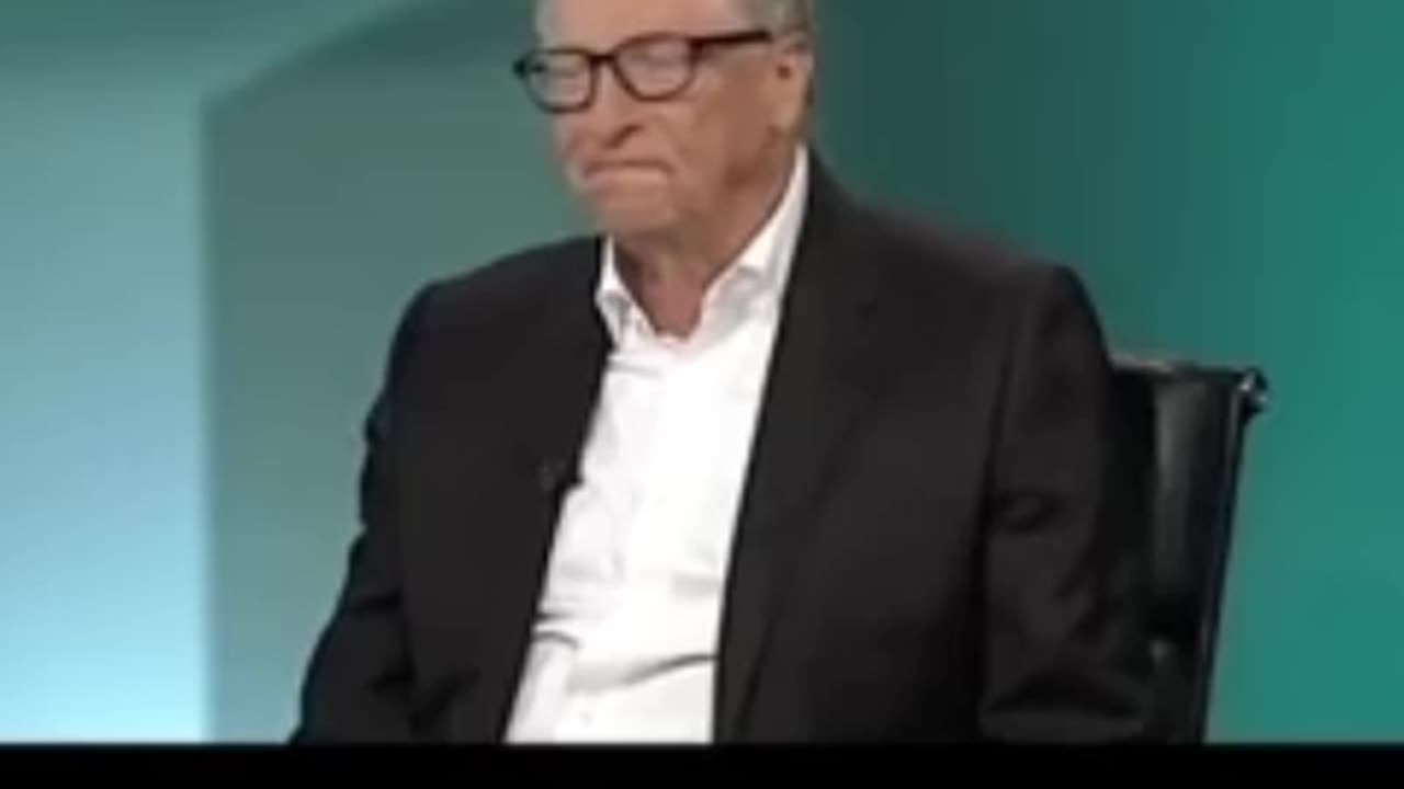 BILL GATES É CONFRONTADO EM UMA ENTREVISTA
