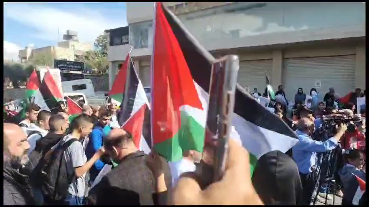 ►🚨🇮🇱⚔️🇵🇸◾️Palestinian Hundreds demonstrate against jailed Palestinian prisoners outside RED CROSS in Bethlehem