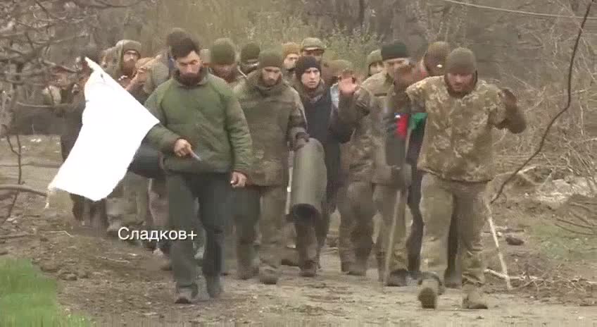 Zajatci ukrajinské námoří pěchoty v Mariupolu 17.4.