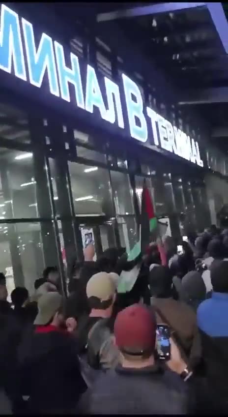 Israeli flight landed in the capital of Dagestan And crowds outside chant Allahu Akbar"
