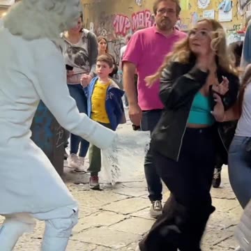 Sweet Girl 😂💃😂 Got so scared 😱 Statue Prank