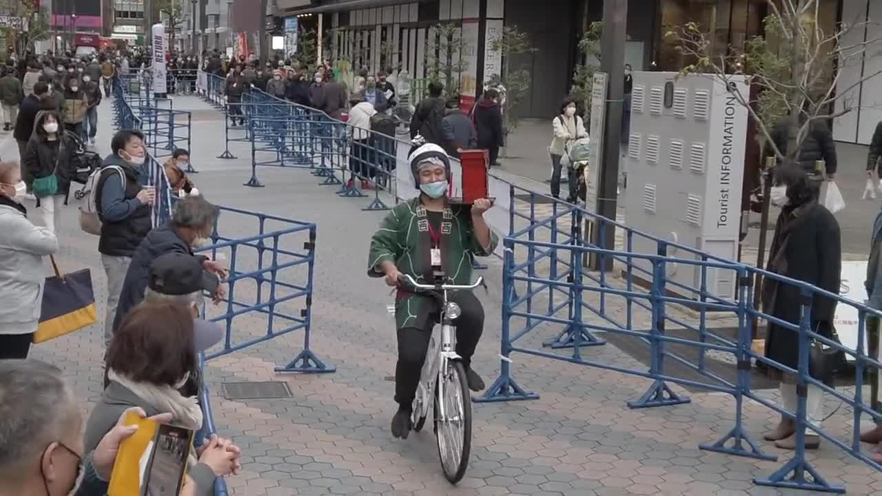 Soba delivery bike race tests traditional balancing skills