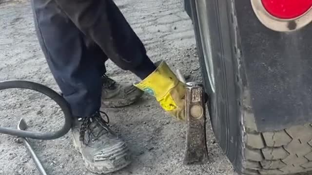 Wheel hub disassembly automobile maintenance