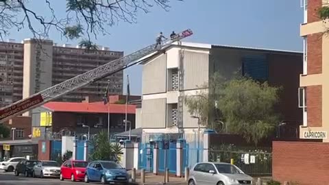 Tshwane EMS, SAPS trying to rescue man threatening to jump from three storey high building