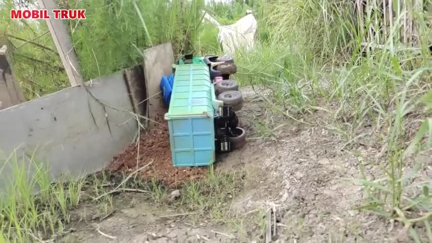 sliped truck on road