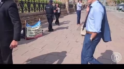 Canadians hate Trudeau