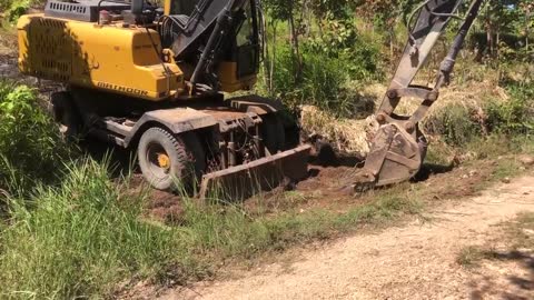 Incredible Skill Trailer Operator Bring Wheeled Excavator Clump To Mountain