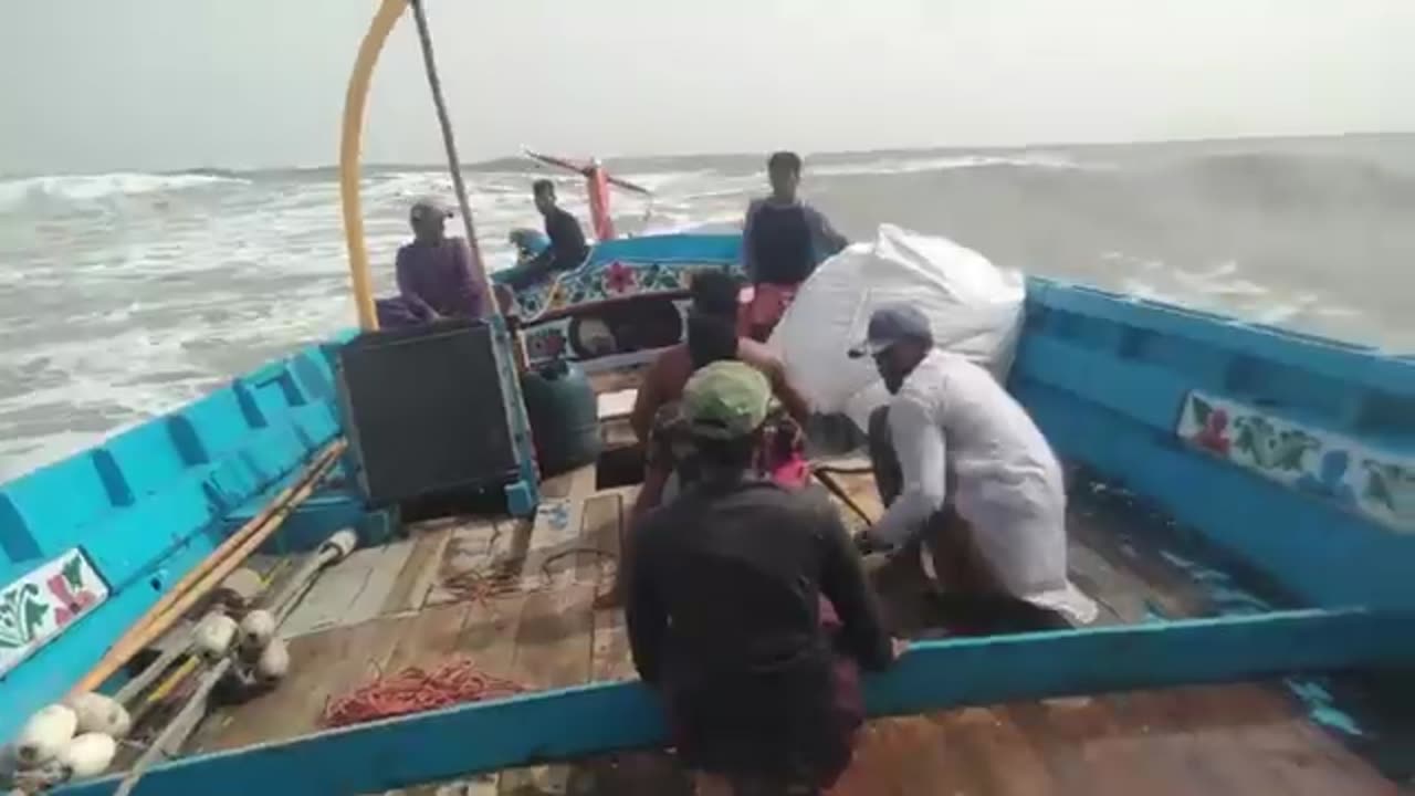 Fishermen in Dangerous Waves | Ibrahim Hyderi ( Peraath Season )