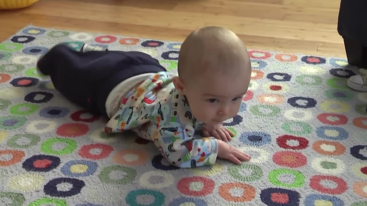 Stages of baby crawling/Know how a baby learns to walk