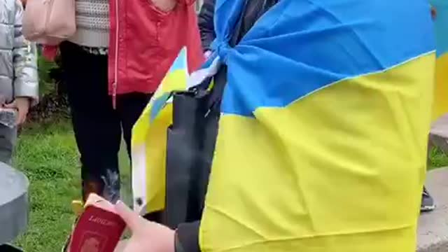 Ukrainian burns his Russian passport