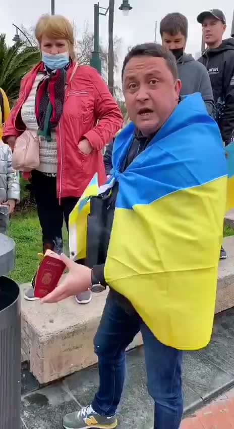 Ukrainian burns his Russian passport