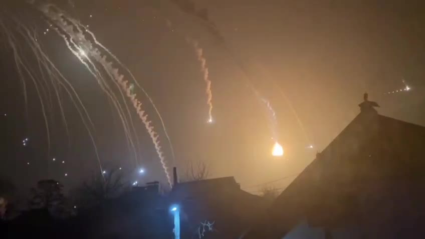 There are at least six explosions in the government quarter of Kiev, eyewitnesses report.