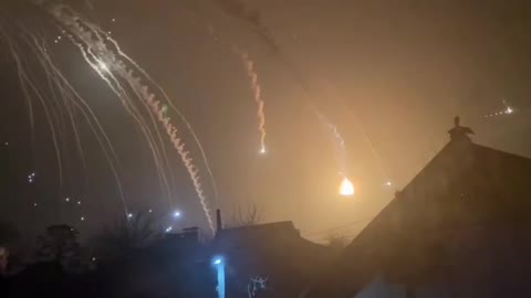 There are at least six explosions in the government quarter of Kiev, eyewitnesses report.