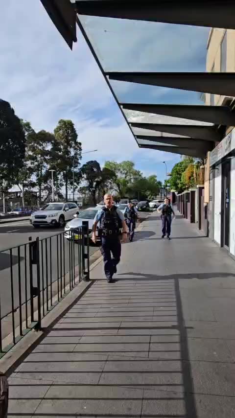 ❗️Sergeant Sheldrick from Liverpool Police apprehends a member of the public for "jay walking".