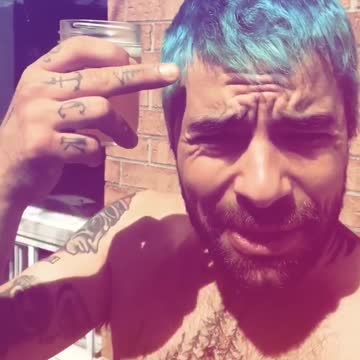 Clément Jacques se teint les cheveux bleus