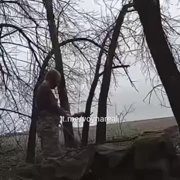 The occupier to show his own how to throw a grenade