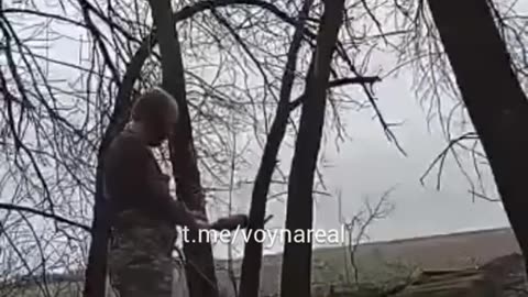 The occupier to show his own how to throw a grenade
