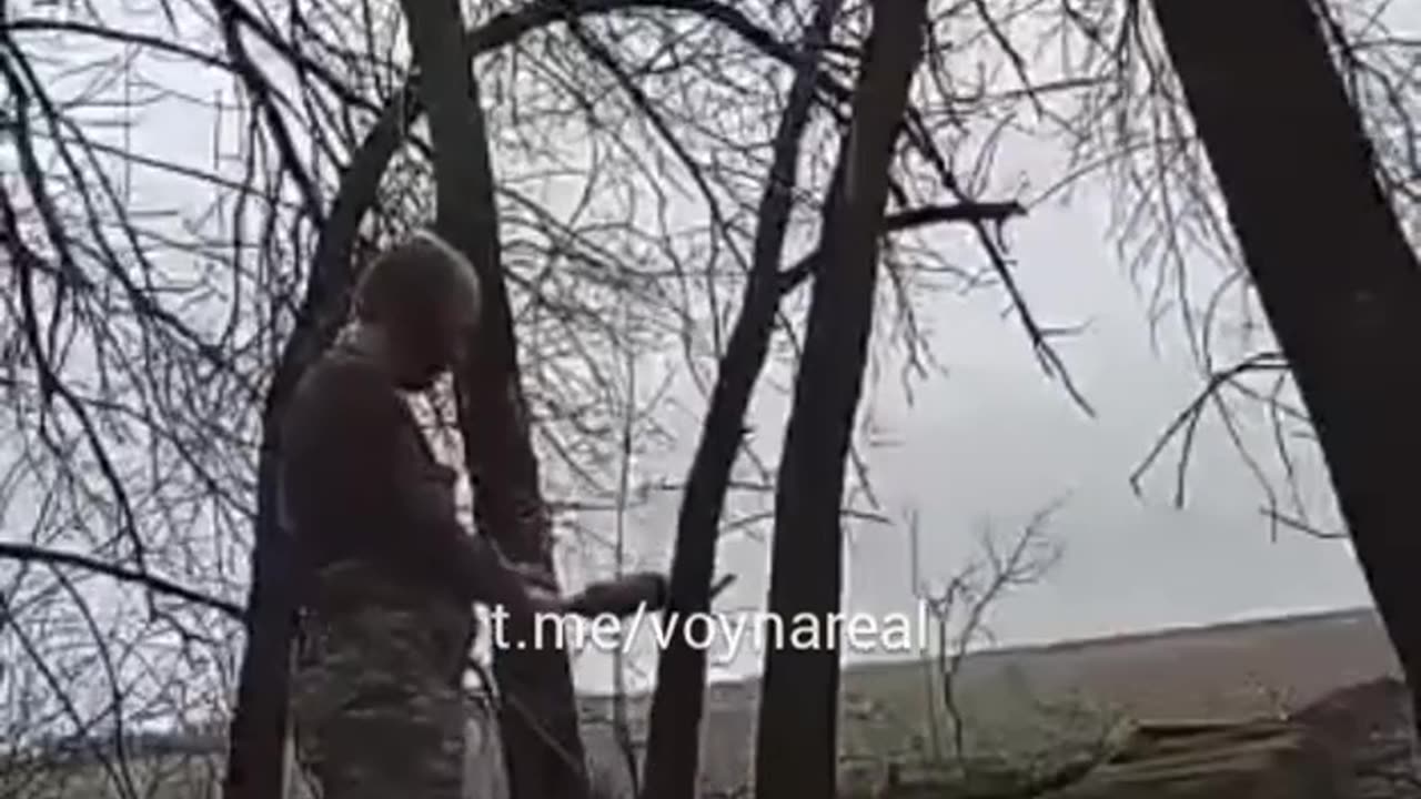 The occupier to show his own how to throw a grenade