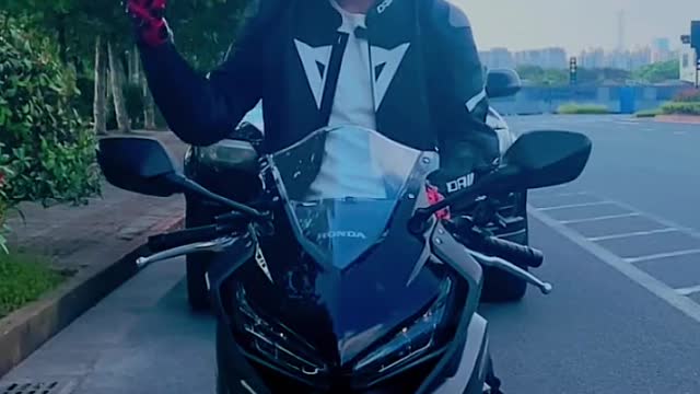 Those who ride motorcycles may not look good, but those who look good must ride motorcycles
