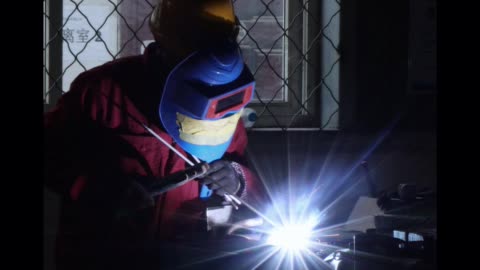 In a corner of the factory, workers are working hard to ensure the quality of the equipment