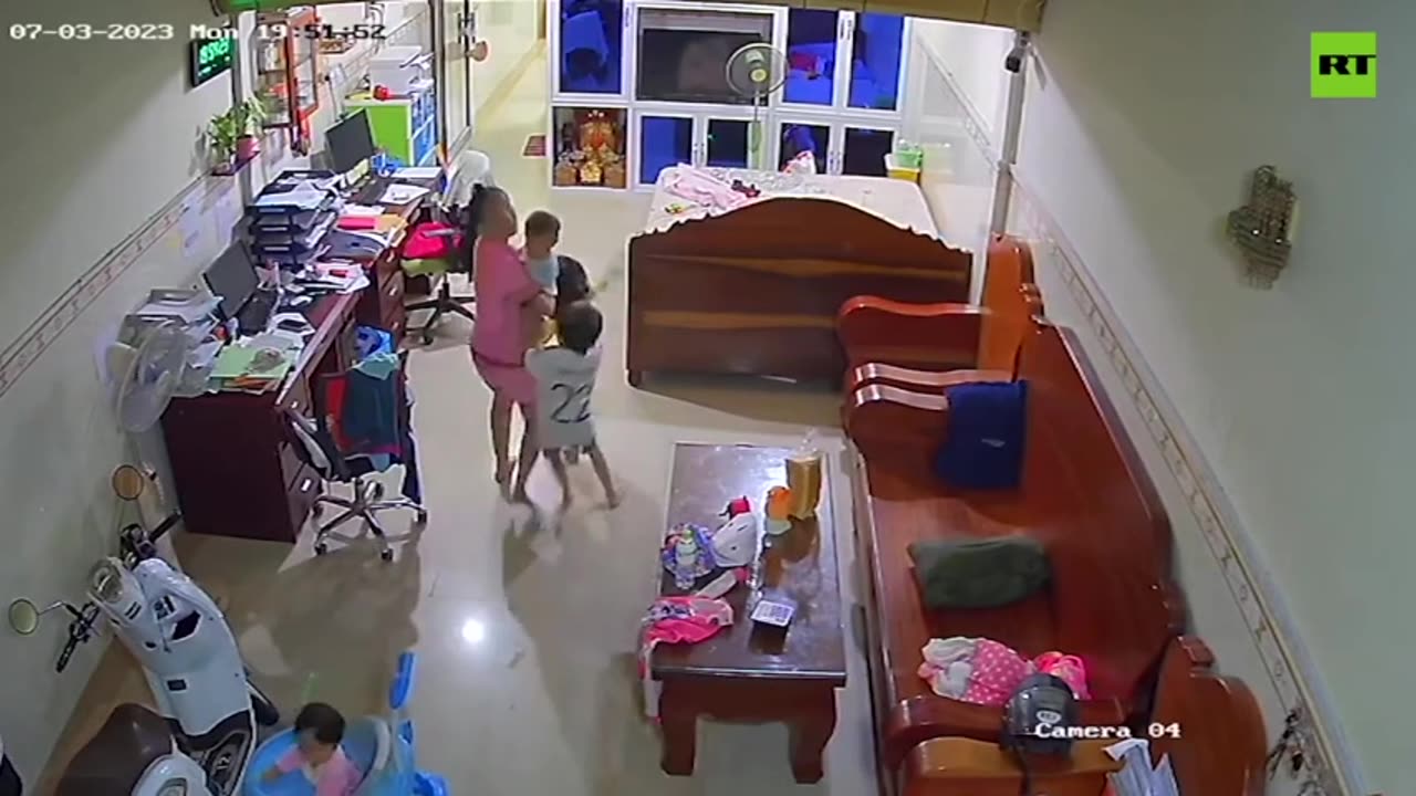 Mom drags her kids out of building seconds before ceiling collapses