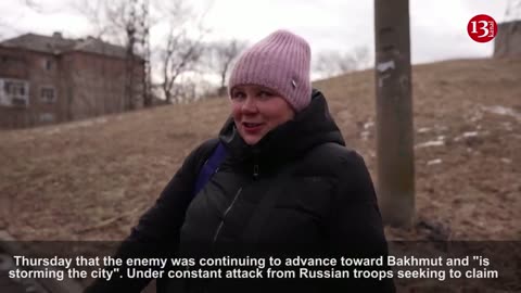 Ukraine builds new lines of defence west of Bakhmut, residents leave area