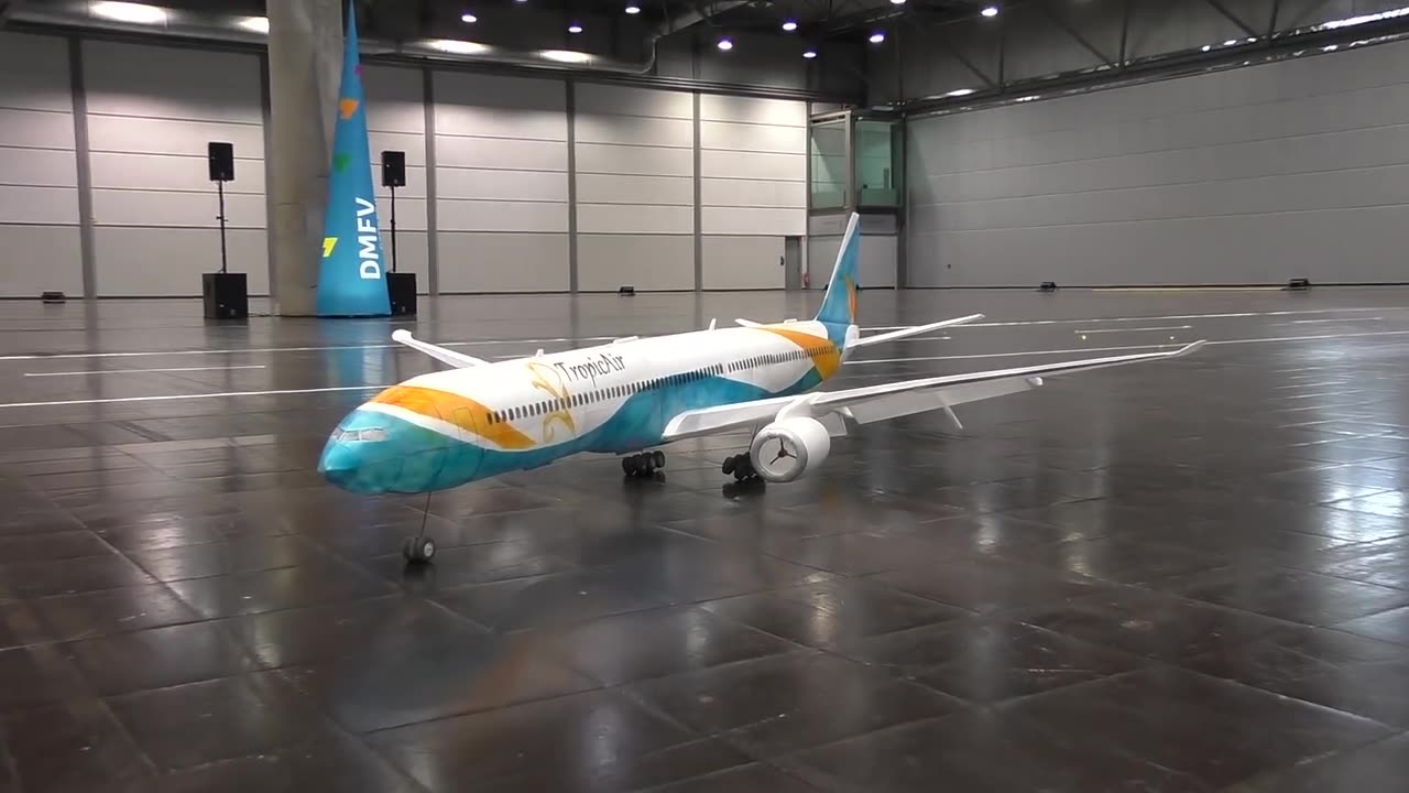 HUGE !!! STUNNING !!! RC LIGHTWEIGHT BOEING-777 SCALE 300 GRAM AIRLINER INDOOR FLIGHT DEMONSTRATION