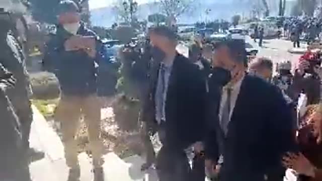 Τα βγάζεις πέρα με μισθό υπουργού φωνάζει ο άλλος Άδωνις :''αν τα βγάζω περα με μισθό υπουργού θα τρελαθεί είναι μηδέν (γέλιο)''