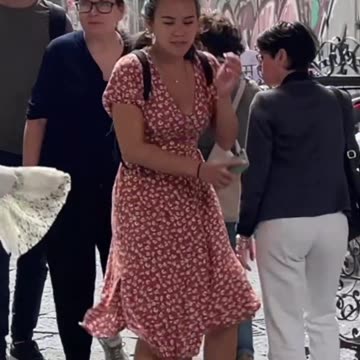 She is so cute 😂💃😂 Human Statue Prank