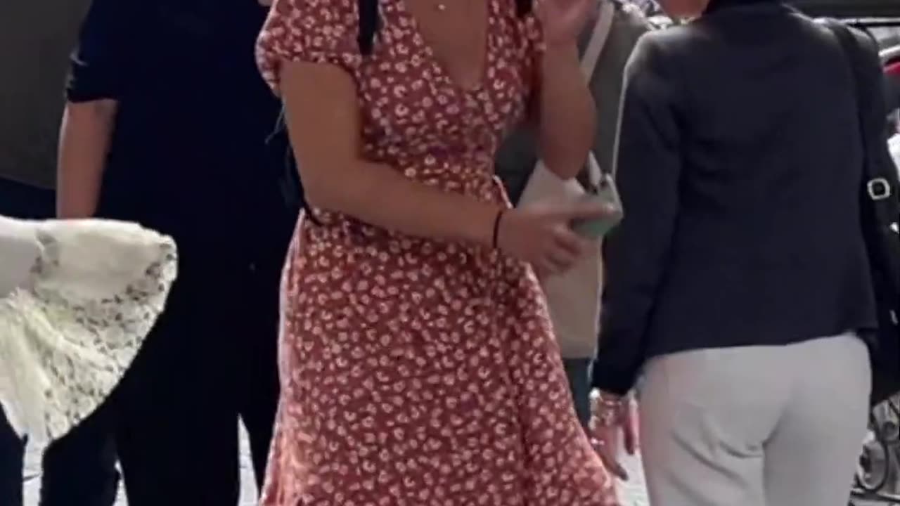 She is so cute 😂💃😂 Human Statue Prank