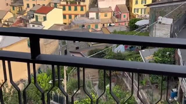 POV: You just arrived inCinque Terre and arechecking out the views from。your AirBnB
