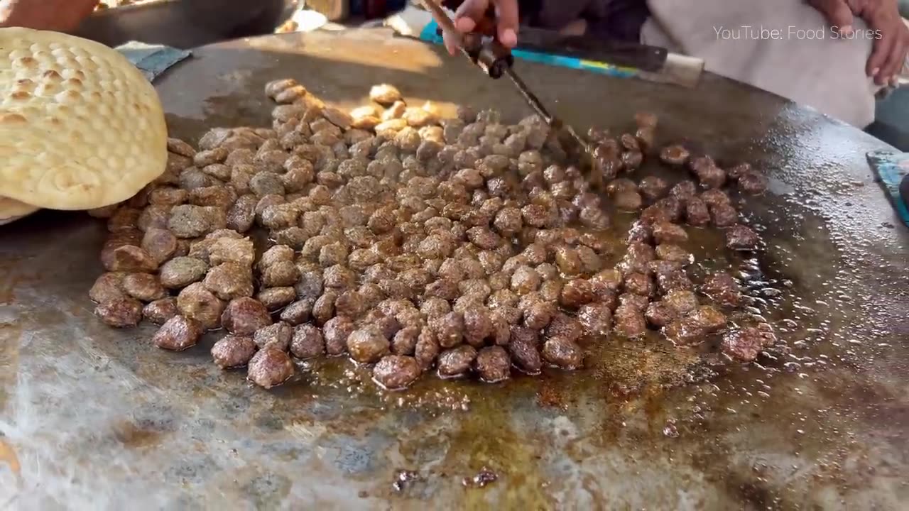 80 YEARS OLD MAN SELLING LUCKNOW STYLE FAMOUS TUNDAY KABAB