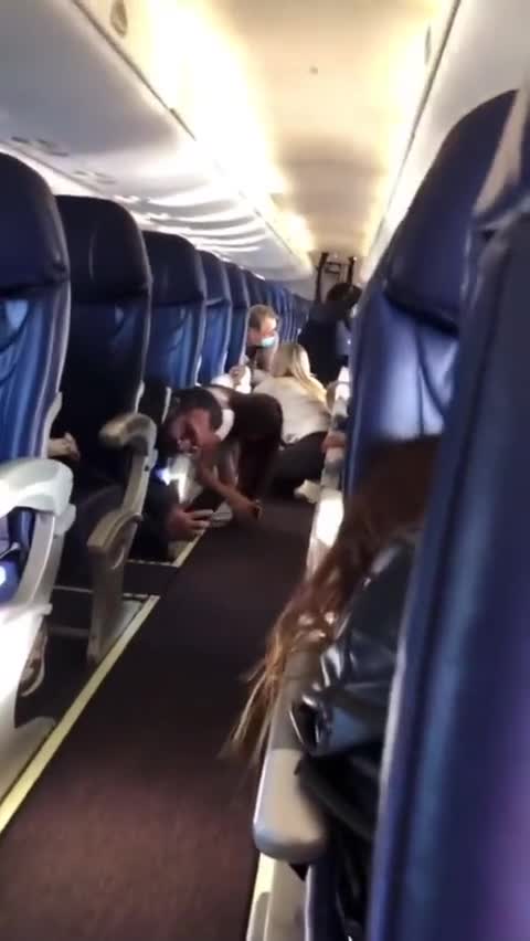 Passageiros fogem de tiros dentro de avião comercial após prisão do filho de ‘El Chapo’