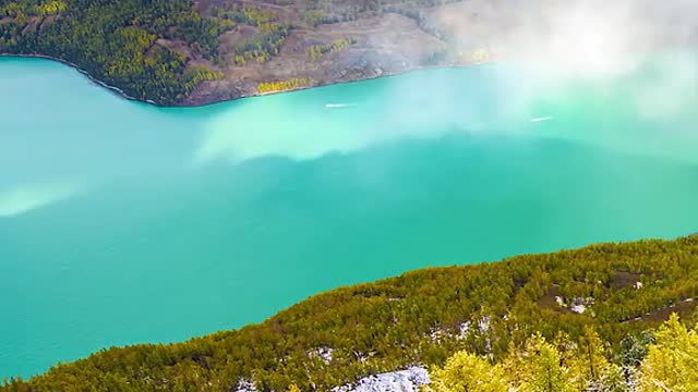 The Moonlight Bay in Kanas in autumn is so beautiful that it is suffocating