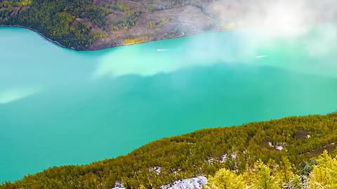 The Moonlight Bay in Kanas in autumn is so beautiful that it is suffocating