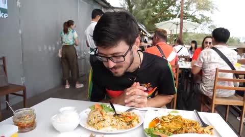 How ! BIG ! is ! this Thai SEAFOOD HUGE Crabs, Squid, and Live Lobster on Rawai Beach, Phuket!!