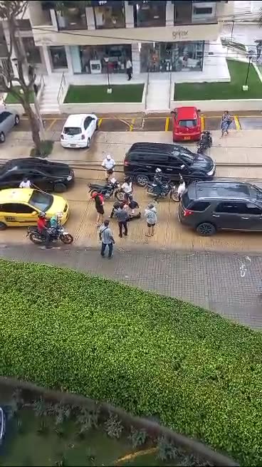 Video: ¡Qué peligro! Carretera resbaladiza en Bocagrande genera caídas