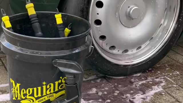 Cleaning and repairing automobile wheel hub