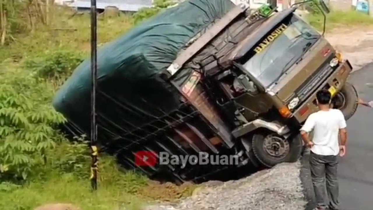 Truck breaks fail