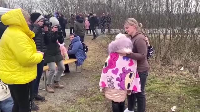 Mother reunites with children at Ukraine border