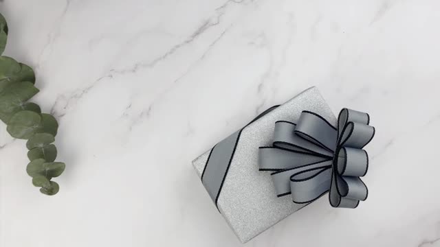 DIY Gift Wrapping - Present Wrapping With Ribbon Bows