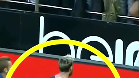 When the audience throw garbage on messi..