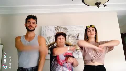 Ella la mejor 😎♥️ #tiktok #challenge #feliz #viral #music #sunglasses #abuela #sister #Love #home