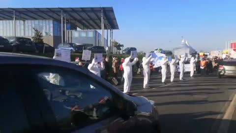 Les Masques Blancs Nantes Action Pancartes en manifestation le 18 decembre