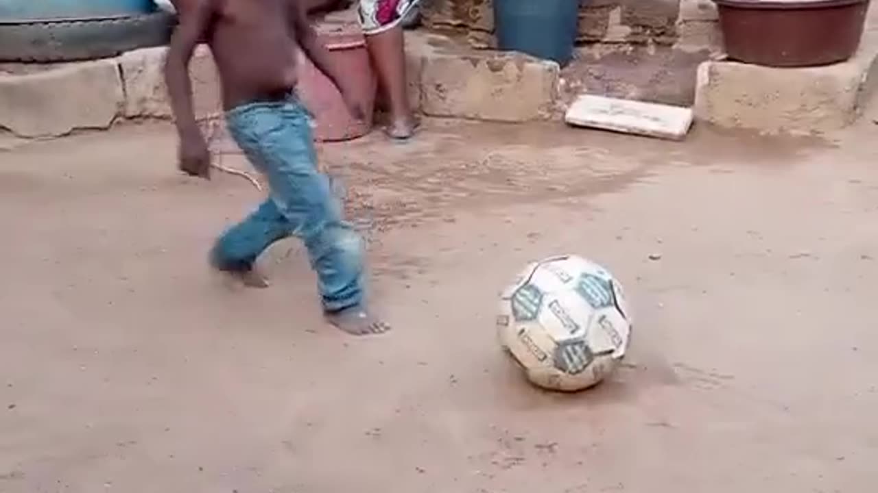 funny video_fell while kicking the ball