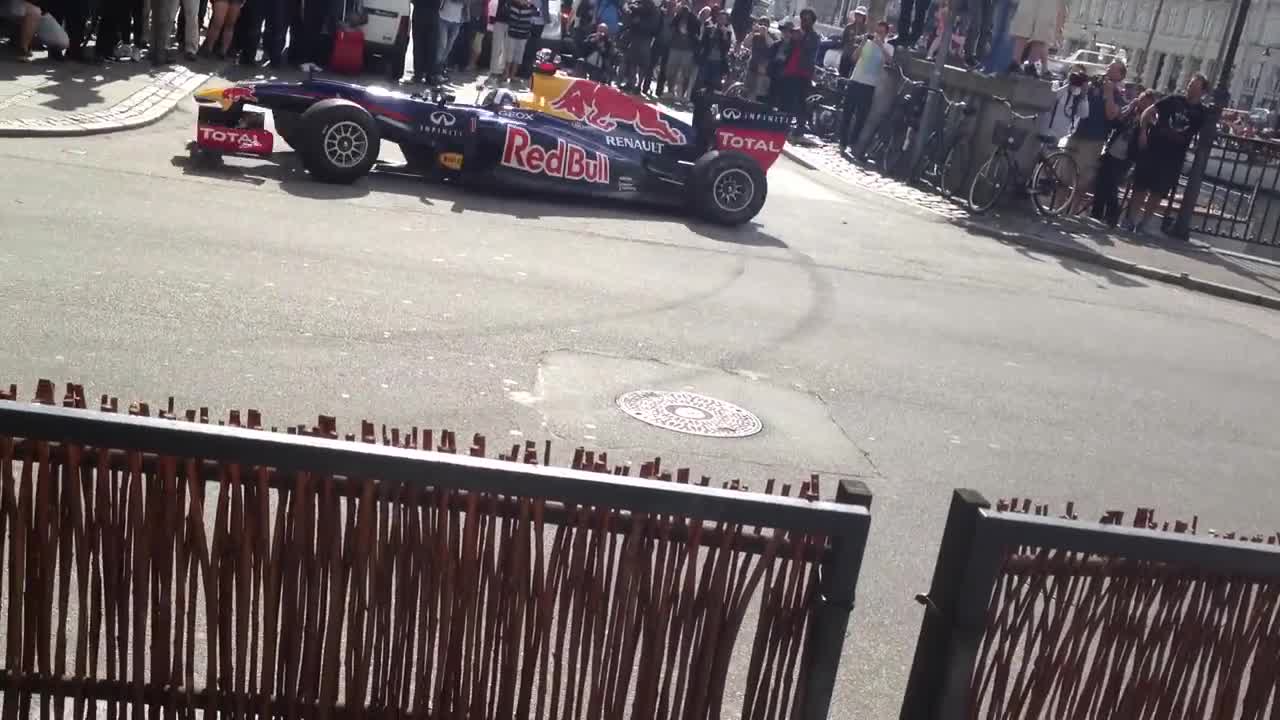 David Coulthard HITTING KERB !! during Donut Copenhagen F1 Red Bull