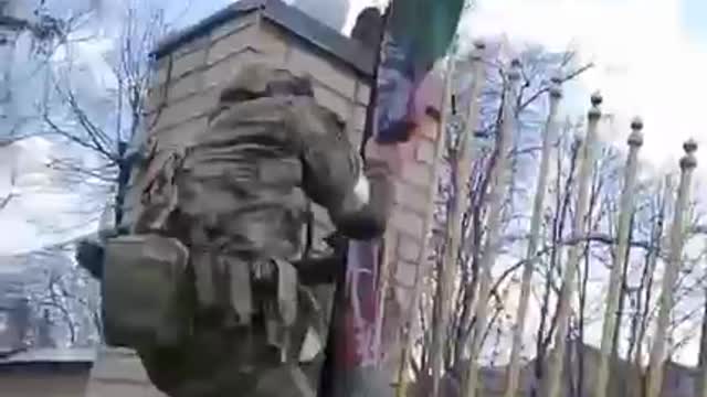 Chechen soldiers hoisted the Russian flag