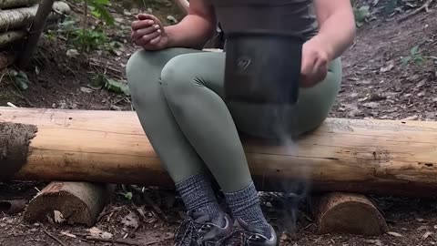 This GIRL is just a genius!🔥#camping #survival #bushcraft #outdoors #fire